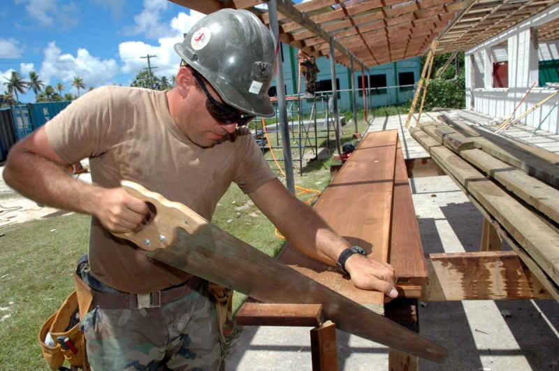 ebeniste-CUEBRIS-min_worker_construction_building_carpenter_male_job_build_helmet-893290